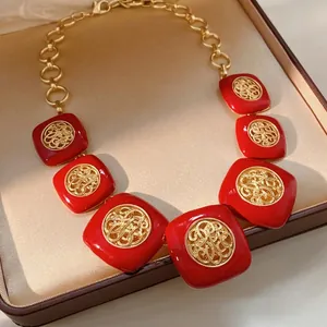 Collana vintage con pendenti in smalto rosso quadrato e decorazioni in oro fine.