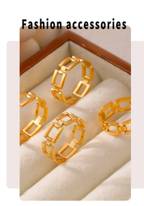 Makroaufnahme von vier hohlgliedrigen rechteckigen Ringen mit 18k Goldbeschichtung