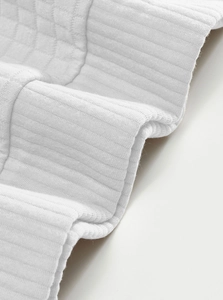 Macrodetail van witte sweatshirt jacquard stof en elastische geribbelde manchetuur