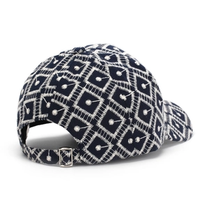 Gorra de béisbol azul marino con bordado geométrico blanco y hebilla de metal ajustable