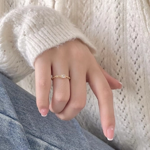 Detailed view of a gold 925 silver chain ring with a square zircon on a hand