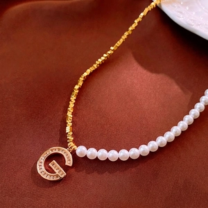 Élégant collier doré avec perles et pendentif lettre G en zircon au style vintage chic