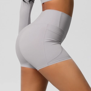 Détail du short de yoga taille haute avec poche latérale et tissu mat hautement élastique