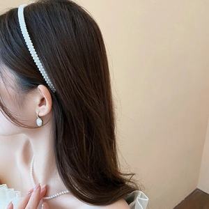 Gros plan sur un ensemble élégant serre-tête, collier et boucles d'oreilles en perles sur modèle