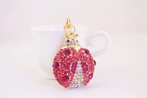 Nahaufnahme des Marienkäfer-Schlüsselanhängers mit rosa Strasssteinen und Gold-Finish