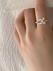 Elegante anello in argento 925 con maglie a U e perle su una fascia aperta minimale