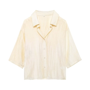 Camicia jacquard da donna color crema a maniche corte con scollo a V e tessuto a pieghe