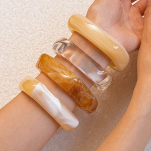 Set aus vier geometrischen Harzarmbändern in Creme-, Transparent- und Marmoroptik