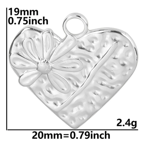 Vue détaillée du pendentif cœur argenté avec fleur en relief et mesures précises