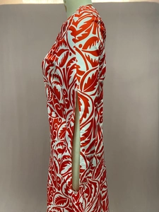 Détail de la fente latérale et du motif à feuilles sur la robe longue d'été