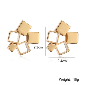 Vista detallada de pendientes geométricos dorados con medidas 2,2cm x 2,4cm y peso