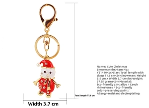 Détail d'un porte-clés bonhomme de neige de Noël avec émail rouge et strass brillants