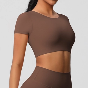 Haut de yoga court marron café à manches courtes en tissu brossé double face moulant