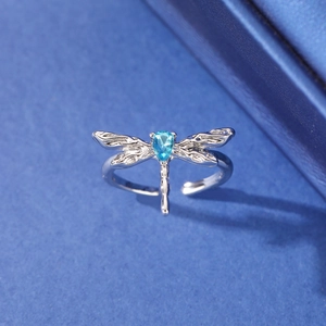 Libellenring in Silber mit himmelblauem Tropfen-Edelstein und verstellbarem offenem Band
