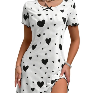 Robe courte blanche à imprimé cœurs, maille côtelée avec nœud et bords ondulés