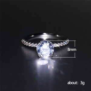 Anillo clásico chapado en oro blanco con circonita de 8mm y engaste de cuatro garras