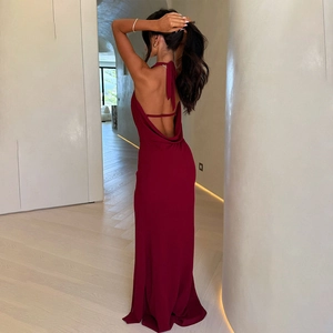 Robe de soirée longue élégante bordeaux dos nu avec col bénitier et coupe ajustée