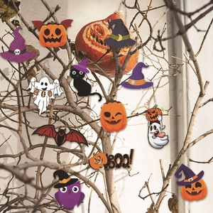 Décorations d'Halloween en papier avec citrouille, fantôme et chauve-souris sur branches