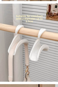 Witte kunststof tassenhaak voor 3,5 cm stangen met een S-vormige gebogen steun