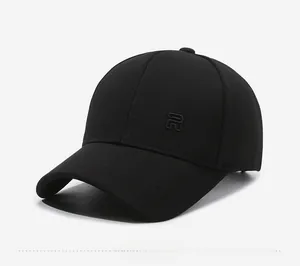 Vue détaillée de la casquette de baseball noire avec logo R brodé en 3D et visière