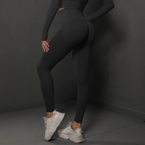 Détail du legging de yoga sans couture taille haute avec effet push-up et haut de compression