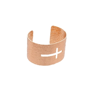 Bracelet jonc ajouré en or rose avec texture martelée et design de croix élégant