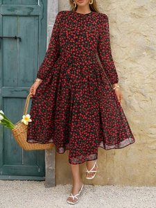 Détail de la robe mi-longue à imprimé cerises rouges avec ceinture à la taille