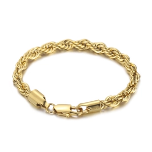 Bracelet chaîne torsadée dorée en acier inoxydable avec fermoir mousqueton sur fond blanc
