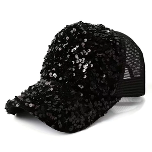 Cappello da donna con paillettes nere, rete traspirante e cinturino posteriore regolabile