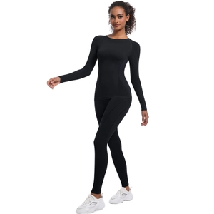 Dettaglio del set sportivo senza cuciture in maglia elastica con trama traspirante