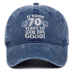 Casquette en coton bleu délavé avec slogan blanc brodé 70e anniversaire sur fond blanc