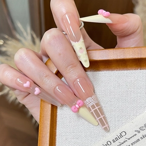 Rosa Schleife und Herzanhänger auf gelben French Style langen künstlichen Nägeln
