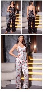 Vue détaillée de l'ensemble de pyjama en satin fleuri avec bordure en dentelle au col