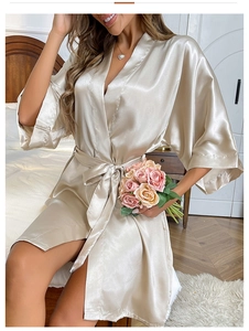 Peignoir luxueux en satin de soie pour femme avec texture lisse et ceinture élégante