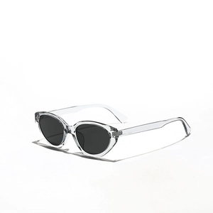 Occhiali da sole squadrati cat-eye con montatura grigia e lenti scure