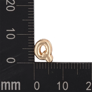 Detail showing height measurement of the golden metal bubble letter Q pendant at 10mm