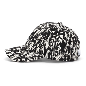 Détail du motif graffiti abstrait noir et blanc sur une casquette de baseball structurée