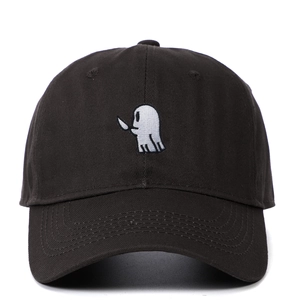 Gros plan détaillé de la broderie fantôme blanc avec couteau sur casquette de baseball noire