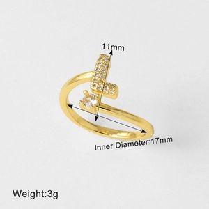 Macro-opname van 18k vergulde ring met letter L en zirkonia micro-pavé inclusief afmetingen