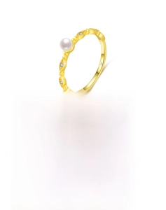 Detail showing the S925 silver mark and a lustrous pearl on a wavy gold-plated band