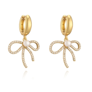 Elegante goldene Schleifenohrringe mit weißen Perlen und funkelnden Zirkonia-Steinen