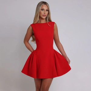 Detail von rotem ärmellosem Minikleid mit gerafftem Design und voluminösem A-Linien-Saum