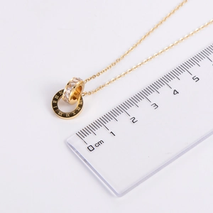 Collier en or 18 carats avec double anneau entrelacé, chiffres romains et zircons
