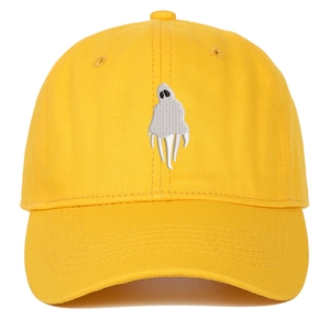Détail de la broderie fantôme sur la casquette de baseball en coton jaune vif