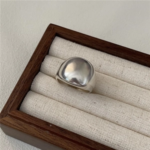 Minimalistischer Ring aus S925 Sterlingsilber mit mattem Finish in einer Holzschmuckschatulle