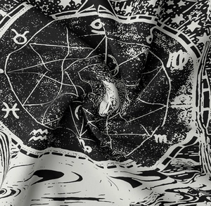 Vista dettagliata del motivo astrologico e della trama intrecciata sull'arazzo da parete