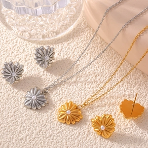 Elegantes Titanstahl-Schmuckset in Blumenform mit Herzstruktur und Perlenverzierung
