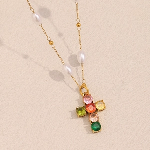 Collier Pendentif Croix Acier Inoxydable Plaqué Or 18K Zircon Coloré Imitation Künstliche Perle Bijoux Tendance Pour Femmes