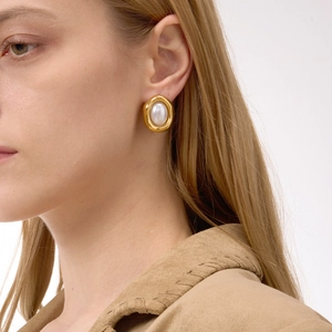 Vintage 18K gold-plated stainless steel oval stud earrings with resin pearl on a model