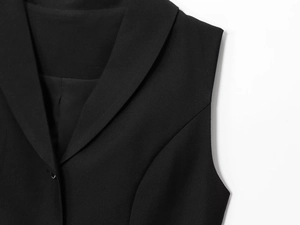 Detaillierte Nahaufnahme von schwarzem Twill-Stoff und dem Revers der Damenweste